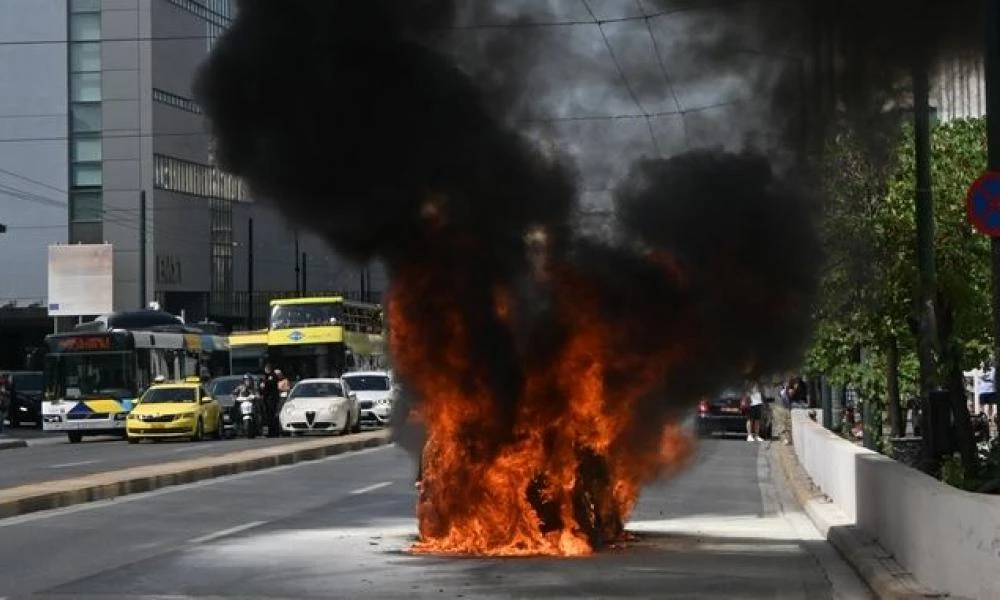 Φωτιά σε αυτοκίνητο στη Συγγρού - Σώθηκαν την τελευταία στιγμή ζευγάρι με το παιδί τους